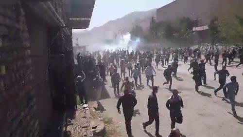پرتاب گاز اشک‌آور برای جلوگیری از تجمع اعتراضی کارگران کارخانه آذرآب اراک 