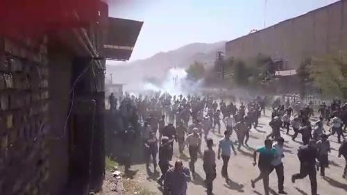پرتاب گاز اشک‌آور برای جلوگیری از تجمع اعتراضی کارگران کارخانه آذرآب اراک 