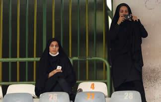  زنان سوری در ورزشگاه آزادی ـ حضور تنهای «مدیران» زن
