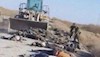 جمع آورى اجساد رزمندگان و آوارگان سورى با لودر توسط نيروهاى حزب الله لبنان