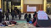 غارت شدگان مؤسسه کاسپین با چادر زدن در مقابل ساختمان مرکزی این مؤسسه 