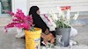 مادری که منتظر است که گلهایش به فروش برسد تا شاید بتواند لقمه نان بخور و نمیری برای فرزندانش بدست بیاورد