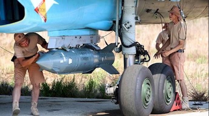 سربازان روسی در حال آماده کردن یک هواپیمای روسی در سوریه