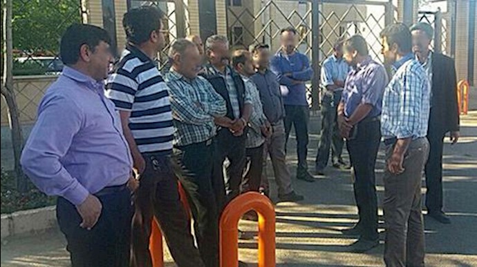 تجمع اعتراضی بازنشستگان رنگین نخ سمنان - آرشیو