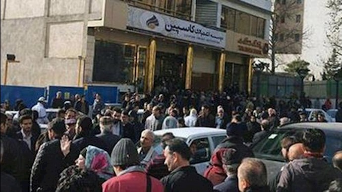 تجمع اعتراضی مال باختگان کاسپین در مقابل وزارت اقتصاد رژیم در تهران-آرشیو