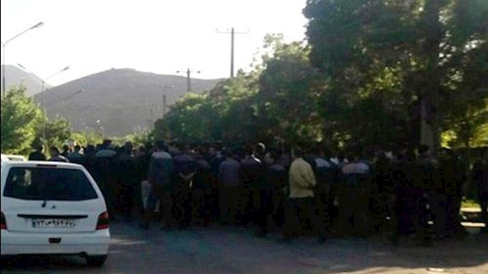 تجمع اعتراضی کارگران کارخانه آذر آب اراک
