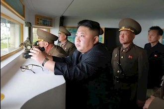 کیم جون اون رهبر کره شمالی درحال پیگیری یک آزمایش موشکی 