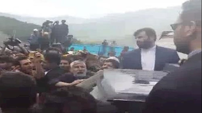 حمله معدنچیان به خودروی روحانی وفراری دادن او