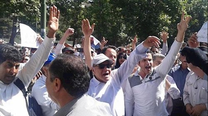 غارت شدگان خشمگین مقابل بانک مرکزی در تهران