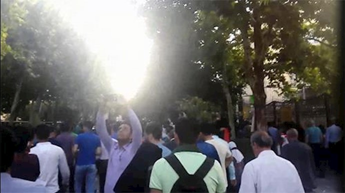 شعار جمعیت زندانی سیاسی آزاد باید گردد.