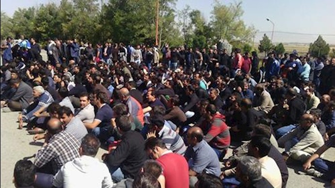 تجمع اعتراضی کارگران اخراجی فرو آلیاژ ازنا