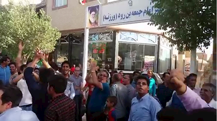 تجمع مردم ورزنه علیه امام جمعه  رژیم در این شهر.