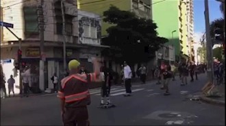 عبور خودرو به میان جمعیت در روز جهانی اسکیت‌ بورد در برزیل