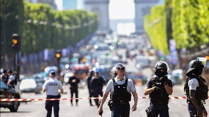 بسته شدن خیابان شانزه‌لیزه بعد از حمله به خودرو پلیس