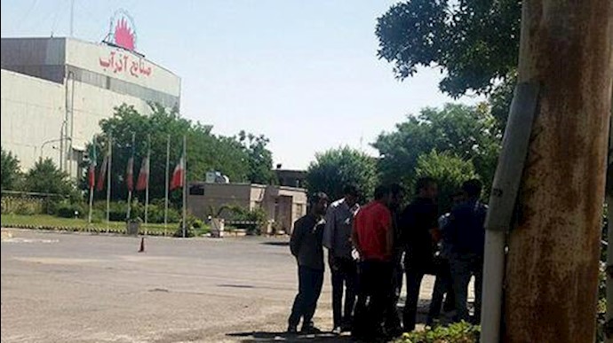 تجمع اعتراضی کارگران اخراج شده کارخانه آذرآب اراک