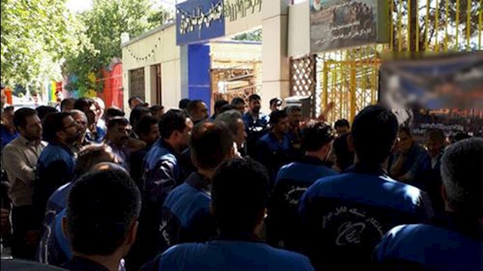تجمع اعتراضی کارکنان مخابرات مشهد