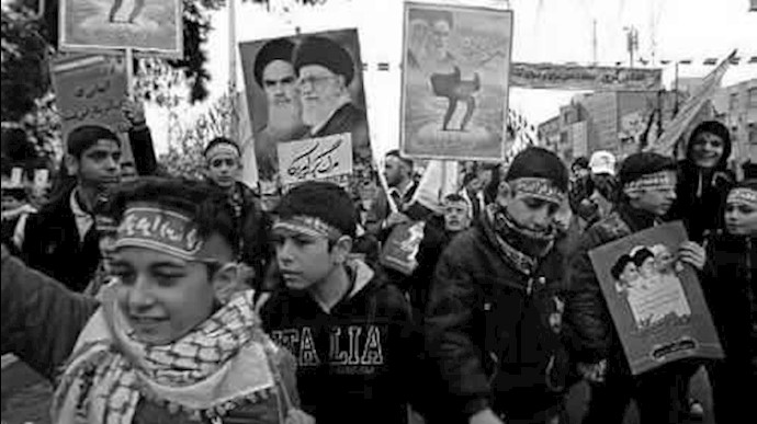 بچه مدرسه‌ای ها در راهپیمایی نمایشی 