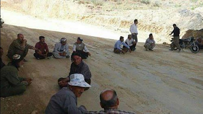 تجمع اعتراضی روستای آلتون و بستن جاده 