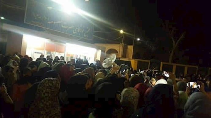 تجمع اعتراضی دانشجویان خوابگاه دخترانه حضرت معصومه در اهواز برای دومین شب متوالی در هوای ۵۰درجه
