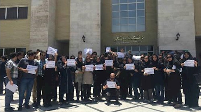تجمع اعتراضی رزیدنت رشته‌های مختلف دانشگاههای علوم پزشکی