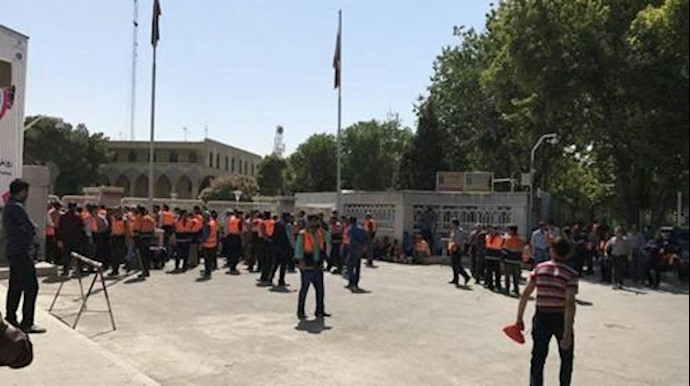 تجمع اعتراضی راهداران مقابل استانداری اصفهان