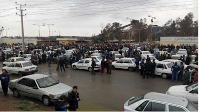 تجمع اعتراضی  کارگران گروه ملی صنعتی فولاد در اهواز-آرشیو