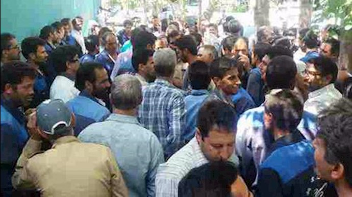 تجمع اعتراضی کارکنان مخابرات مشهد در سومین روز متوالی