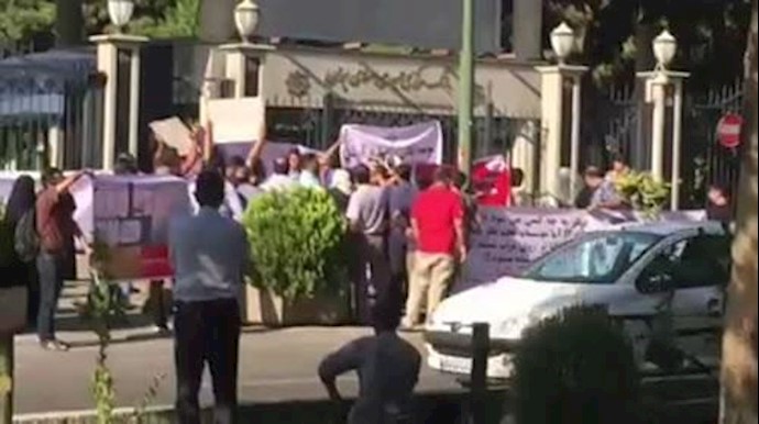 تجمع غارت‌شدگان مؤسسه آرمان در مقابل بانک مرکزی در تهران