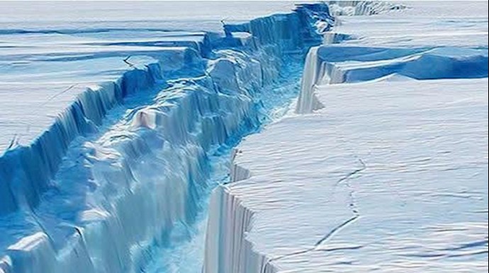 گسل ایجاد شده  در کوههای یخ قطب جنوب