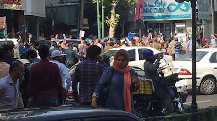 راهپیمایی بیش از 4000نفر از مالباختگان از مقابل بانک مرکزی به سمت میدان محسنی
