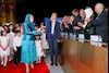 مریم رجوی در بدو ورود به سالن ویلپنت؛ و همراهی او از سوی کودکان س‍یدپوش ایرانی
