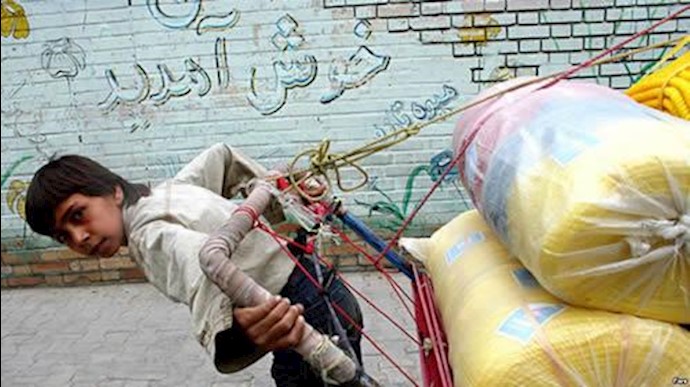کودک کار در ایران در حال جابجایی بار برای یک لقمه نان بخور و نمیر 