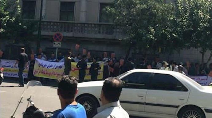 تجمع اعتراضی غارت‌شدگان مؤسسه کاسپین مقابل دادستانی کل رژیم در تهران+عکس