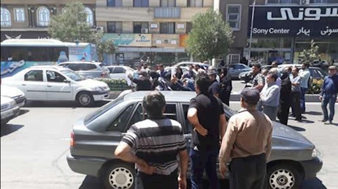 تجمع اعتراضی غارت‌شدگان پدیده شاندیز در مشهد