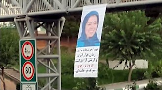 نصب بنر بزرگ، با شعار عهد آخوندها به‌سر آمده در تهران