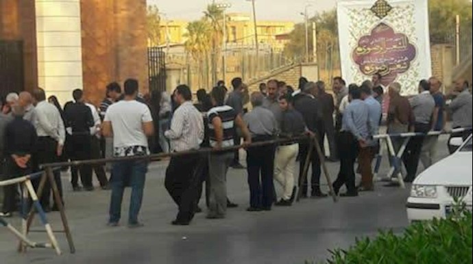 تجمع اعتراضی دستفروشان و میوه فروشان ساردوئیه در مقابل شهرداری جیرفت