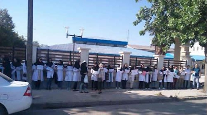 تجمع اعتراضی مقابل دانشکده  بهشتی رشت
