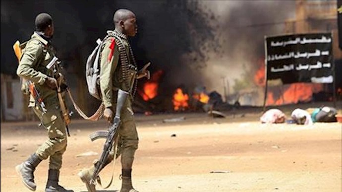 ۲سرباز اهل کشور مالی در مقابل یک صحنه انفجار