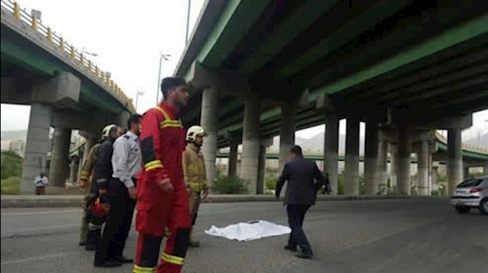 یک دختر جوان با پرتاب خود از روی پل عابر پیاده خودکشی کرد 