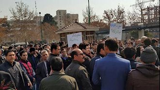 تجمع اعتراضی کارکنان شرکتی مخابرات در مقابل مجلس ارتجاع