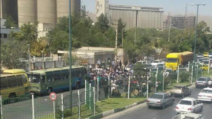 تجمع اعتراضی جمعی از پرسنل و کارگران شرکت آذرآب اراک