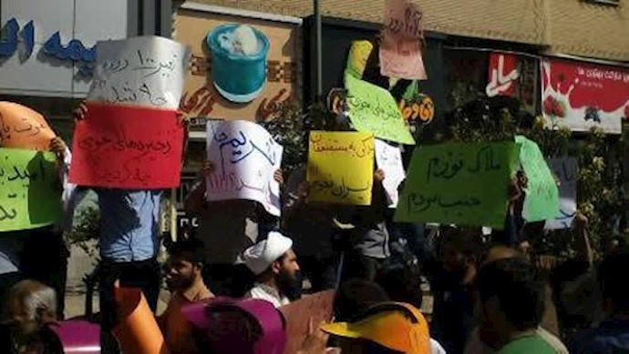 اعتراض جوانان جویای کار به آخوند روحانی در قزوین