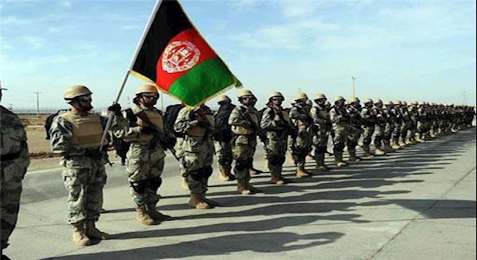 سربازان ارتش افغانستان در یک مراسم نظامی 