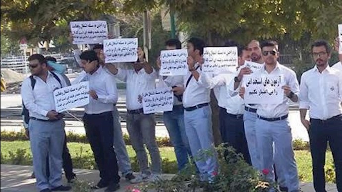 تجمع  اعتراضی کارکنان پالایشگاه نفت ستاره خلیج-فارس مقابل ساختمان مجلس ارتجاع+عکس