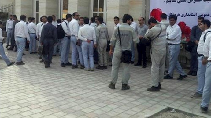 تجمع اعتراضی کارگران بهره‌برداری پالایشگاه ستاره خلیج‌فارس در بندرعباس- آرشیو