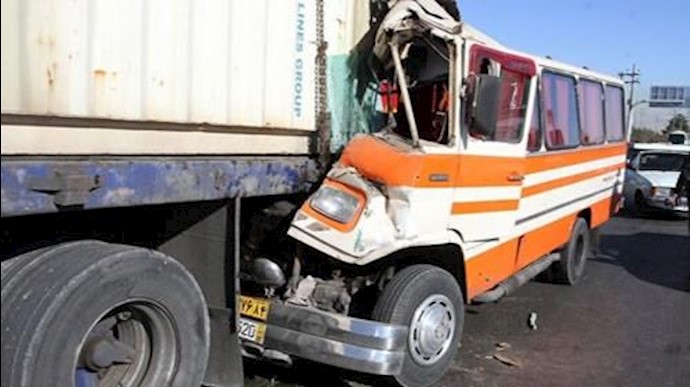 تصادف مینی‌بوس دانش‌آموزان در کرمان با کامیون