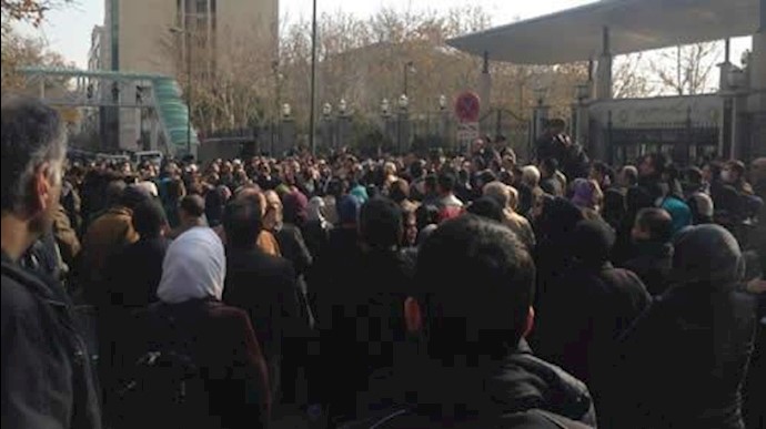تجمع اعتراضی سپرده گذاران غارت شده (آرشیو)