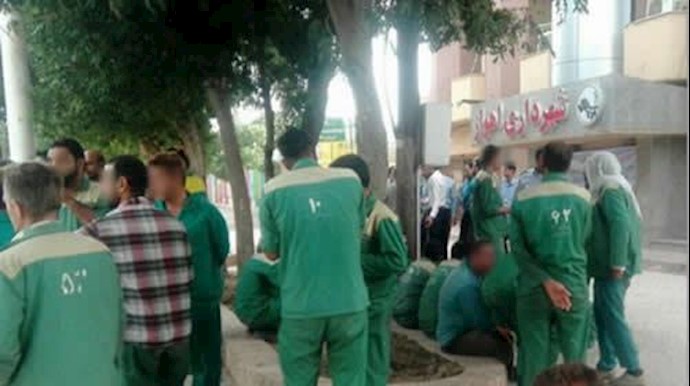 تجمع اعتراضی کارگران شهرداری مقابل شهرداری اهواز - آرشیو