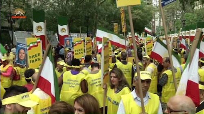 تظاهرات اشرف نشانها در نیویورک در اعتراض به حضور آخوند روحانی در سازمان ملل