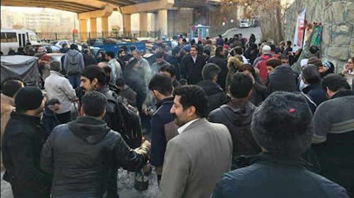 تجمع اعتراضی علیه سرکوب رژیم در مقابل زندان اوین